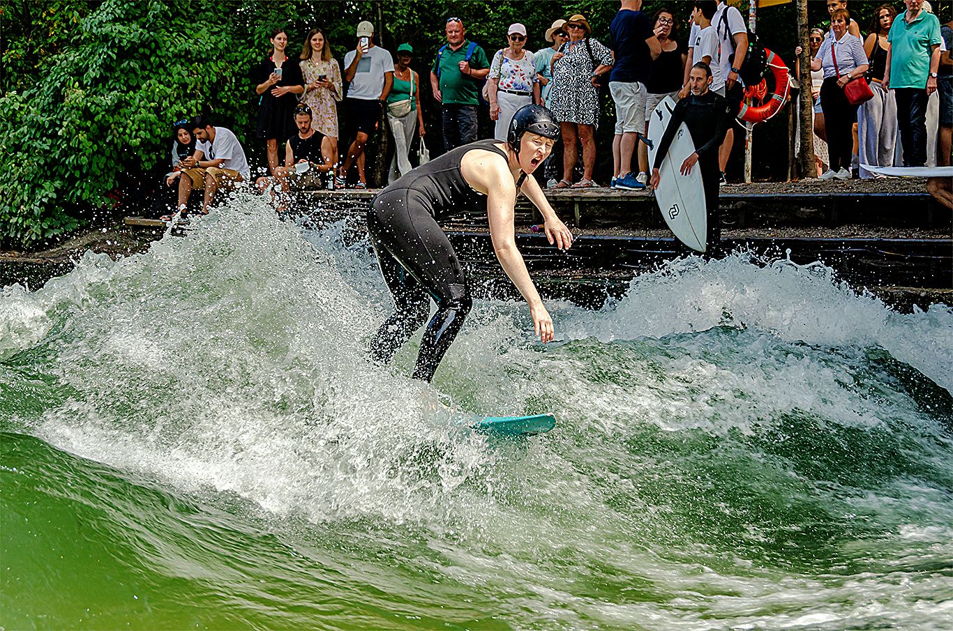 Surfen an der Eisbachwelle München